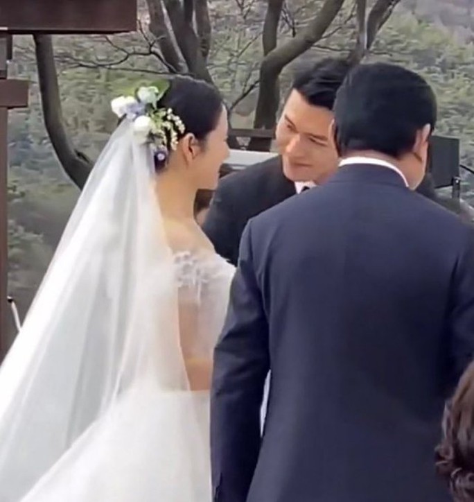 Lộ khoảnh khắc Hyun Bin và Son Ye-jin hôn nhau nồng nàn - Ảnh 9.