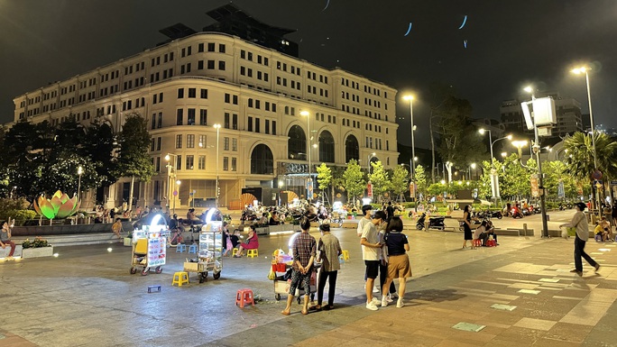 CLIP: Giật mình cảnh nhếch nhác về đêm ở công viên bến Bạch Đằng, phố đi bộ Nguyễn Huệ - Ảnh 6.