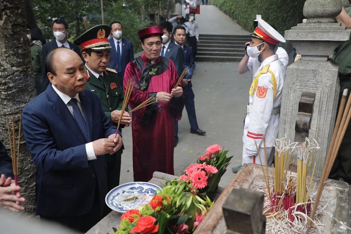 CLIP: Chủ tịch nước Nguyễn Xuân Phúc dâng hương tại Đền Hùng ngày Giỗ Tổ Hùng Vương - Ảnh 14.