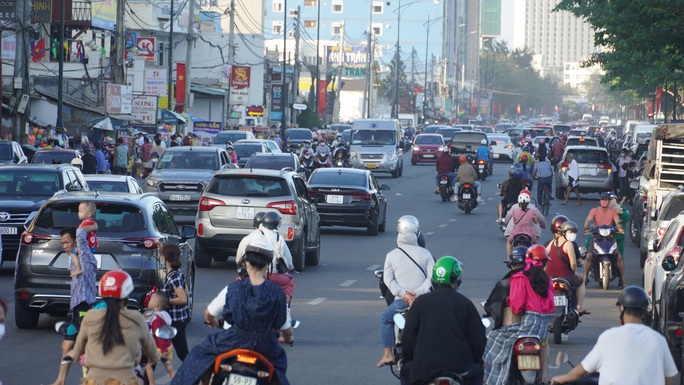 Vũng Tàu đang ken kín người từ đường đến bãi biển - Ảnh 2. Vũng Tàu đang ken kín người từ đường đến bãi biển - Ảnh 2.
