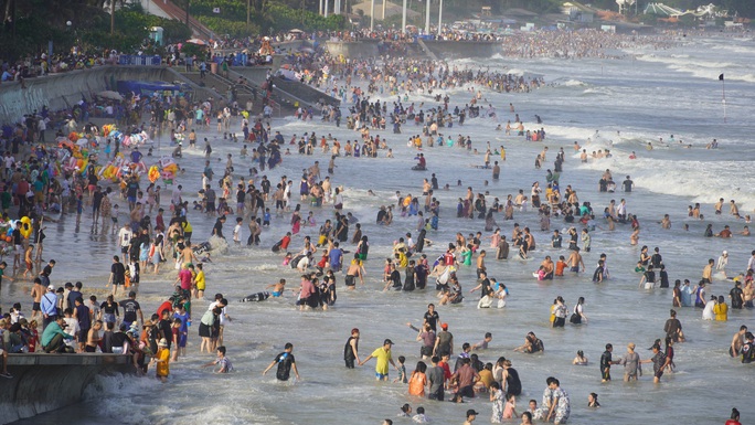 Vũng Tàu đang ken kín người từ đường đến bãi biển - Ảnh 3. Vũng Tàu đang ken kín người từ đường đến bãi biển - Ảnh 3.