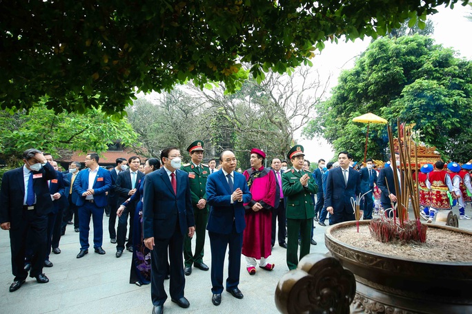 CLIP: Chủ tịch nước Nguyễn Xuân Phúc dâng hương tại Đền Hùng ngày Giỗ Tổ Hùng Vương - Ảnh 10.