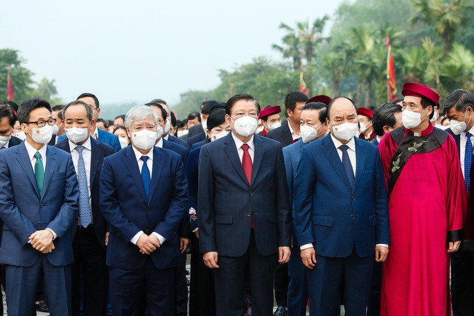 CLIP: Chủ tịch nước Nguyễn Xuân Phúc dâng hương tại Đền Hùng ngày Giỗ Tổ Hùng Vương - Ảnh 2.