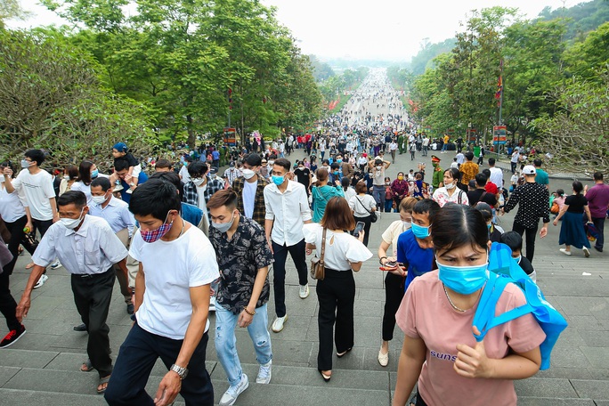 CLIP: Hàng trăm ngàn người dân đổ về Đền Hùng - Ảnh 5.