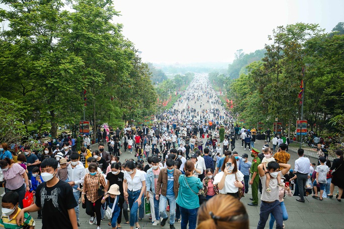 CLIP: Hàng trăm ngàn người dân đổ về Đền Hùng - Ảnh 3.
