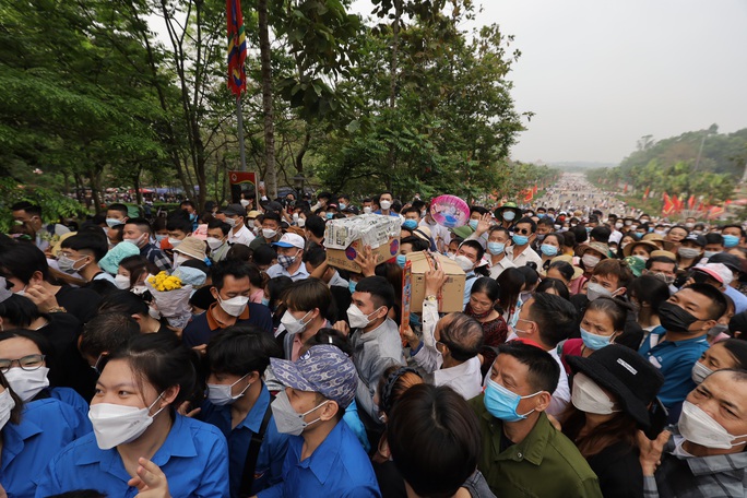 CLIP: Hàng trăm ngàn người dân đổ về Đền Hùng - Ảnh 8.