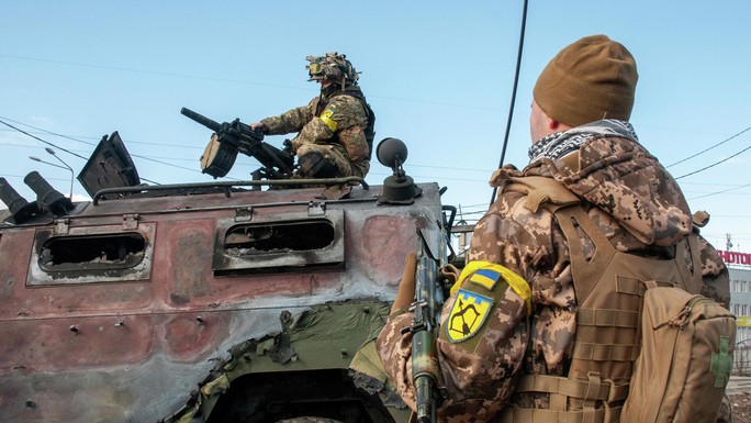 Mỹ hứa bơm vũ khí mỗi ngày, Nga tố Ukraine dàn dựng - Ảnh 2.