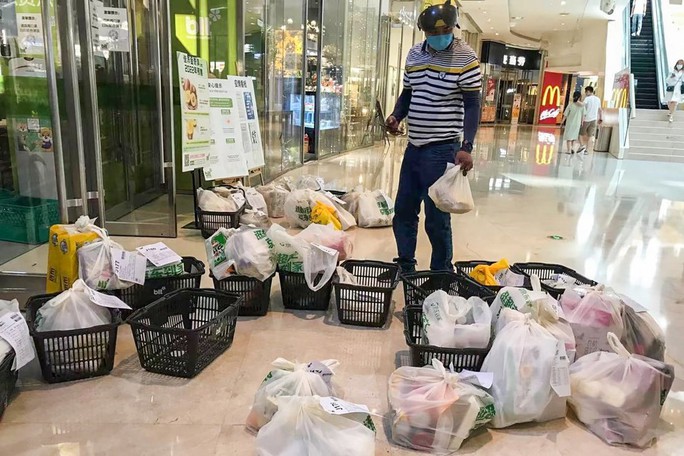 Phong tỏa Thượng Hải: Từ hoảng loạn mua sắm đến bán khóa học sinh tồn - Ảnh 1.