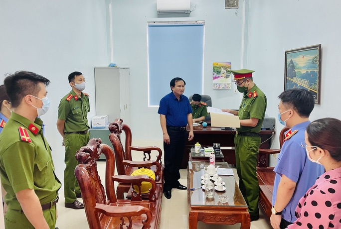 Tham ô 1,1 tỉ đồng, kế toán trường cùng 2 cán bộ kho bạc chia nhau hơn 18 năm tù - Ảnh 2.
