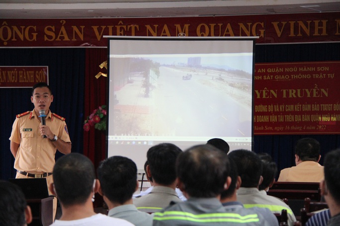 Đà Nẵng: CSGT cho tài xế xem clip tai nạn để tuyên truyền an toàn giao thông - Ảnh 1.