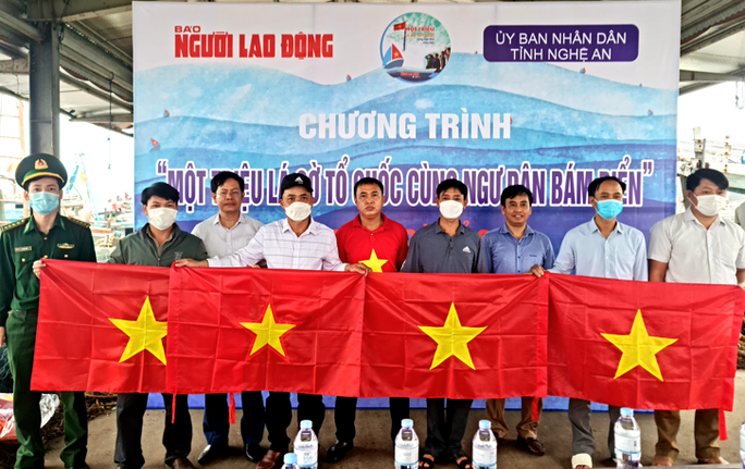 Trao tặng ngư dân tỉnh Nghệ An 5.000 lá cờ Tổ quốc - Ảnh 5.