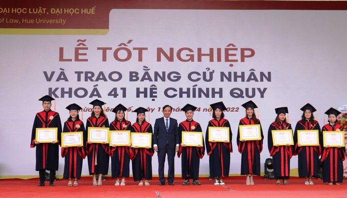 Hơn 800 sinh viên tốt nghiệp ngành luật tại Huế - Ảnh 1.