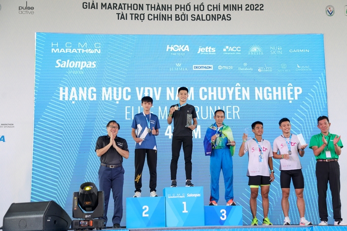 Huy chương mạ vàng cho nhà vô địch HCMC Marathon 2022 - Ảnh 11.