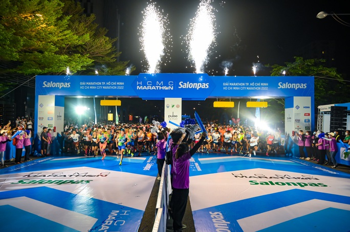 Huy chương mạ vàng cho nhà vô địch HCMC Marathon 2022 - Ảnh 1.
