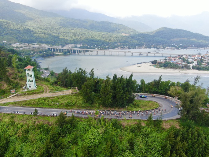Cúp xe đạp Truyền hình TP HCM 2022: Igor Frolov chiếm Áo vàng và đỏ - Ảnh 1.