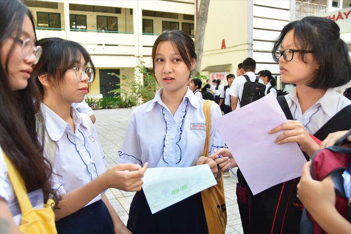 Nguyện vọng tuyển sinh lớp 10 xáo trộn vì tổ hợp môn tự chọn - Ảnh 1. Nguyện vọng tuyển sinh lớp 10 xáo trộn vì tổ hợp môn tự chọn - Ảnh 1.