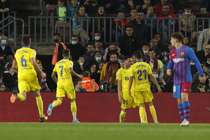 Thua thảm sân nhà, Barcelona chính thức buông ngôi vô địch La Liga - Ảnh 4.