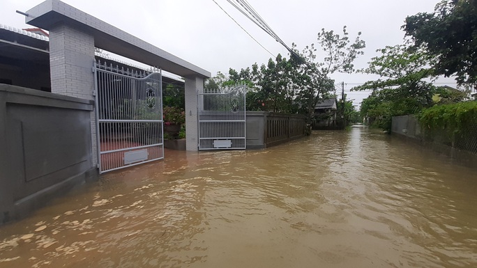 Thừa Thiên - Huế: Giao thông chia cắt, nông dân nguy cơ trắng tay vì mưa lũ trái mùa - Ảnh 9.