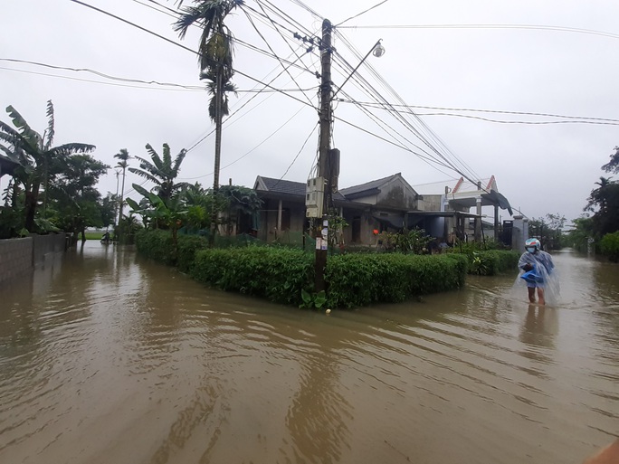 Thừa Thiên - Huế: Giao thông chia cắt, nông dân nguy cơ trắng tay vì mưa lũ trái mùa - Ảnh 7.