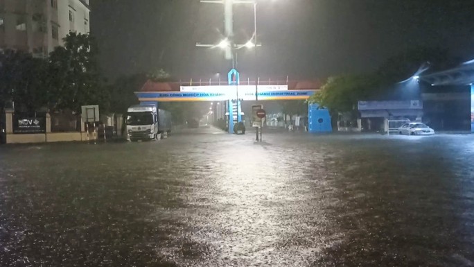 Chùm ảnh: Mưa trái mùa khiến đường phố ngập sâu, du khách lội nước rời ga Đà Nẵng - Ảnh 2.