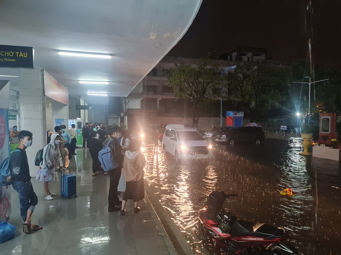 Chùm ảnh: Mưa trái mùa khiến đường phố ngập sâu, du khách lội nước rời ga Đà Nẵng - Ảnh 11.