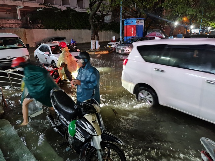 Chùm ảnh: Mưa trái mùa khiến đường phố ngập sâu, du khách lội nước rời ga Đà Nẵng - Ảnh 9.
