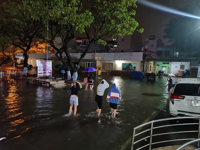 Chùm ảnh: Mưa trái mùa khiến đường phố ngập sâu, du khách lội nước rời ga Đà Nẵng - Ảnh 10.