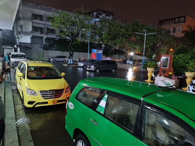 Chùm ảnh: Mưa trái mùa khiến đường phố ngập sâu, du khách lội nước rời ga Đà Nẵng - Ảnh 7.