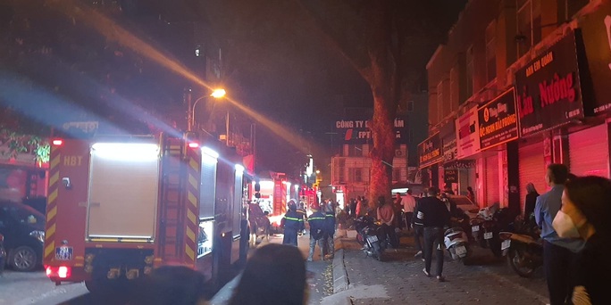 NÓNG: 5 người tử vong trong đám cháy lớn lúc rạng sáng ở Hà Nội - Ảnh 1.