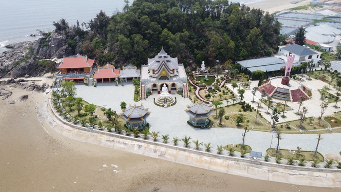 Ngôi chùa có kiến trúc độc, lạ, hút khách du lịch nơi cửa biển Thanh Hóa - Ảnh 2.
