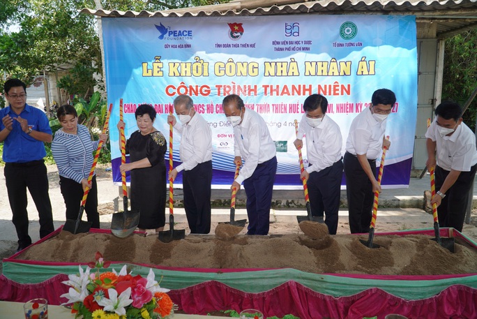 Trao 100 suất học bổng cho học sinh, sinh viên dân tộc thiểu số tỉnh Thừa Thiên - Huế - Ảnh 9.