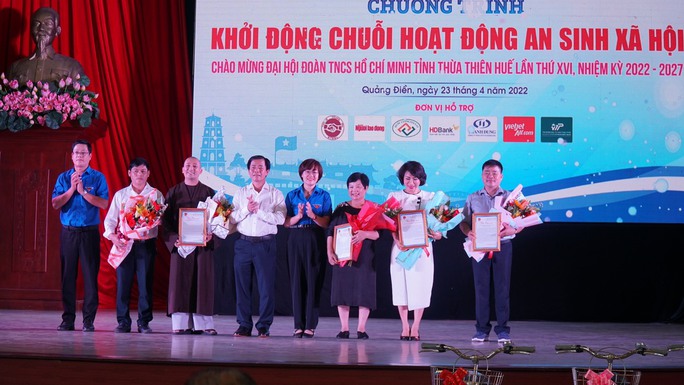 Trao 100 suất học bổng cho học sinh, sinh viên dân tộc thiểu số tỉnh Thừa Thiên - Huế - Ảnh 4.