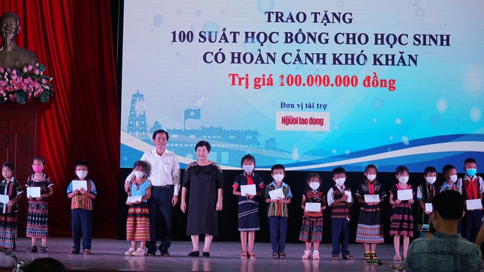 Trao 100 suất học bổng cho học sinh, sinh viên dân tộc thiểu số tỉnh Thừa Thiên - Huế - Ảnh 2.