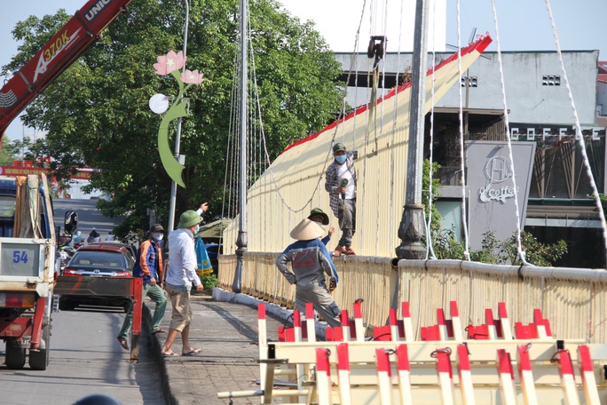 Vụ chi 1,5 tỉ đồng trang trí cầu ở Quảng Trị: Công nhân đang tháo dỡ công trình - Ảnh 2.