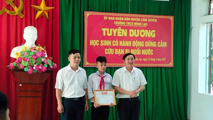 Nam sinh lớp 8 dũng cảm cứu 2 em nhỏ đuối nước - Ảnh 1.