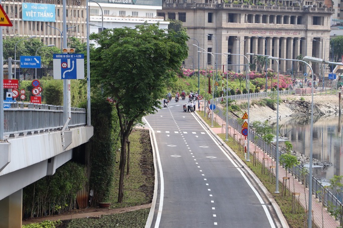 Cận cảnh đường song hành Võ Văn Kiệt vừa đưa vào sử dụng ở TP HCM - Ảnh 6.