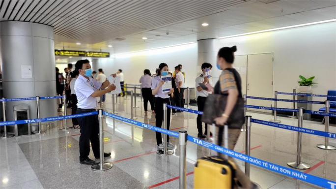 Sở Y tế đưa ra giải pháp nhằm giảm ùn tắc tại Cảng hàng không Tân Sơn Nhất - Ảnh 1.