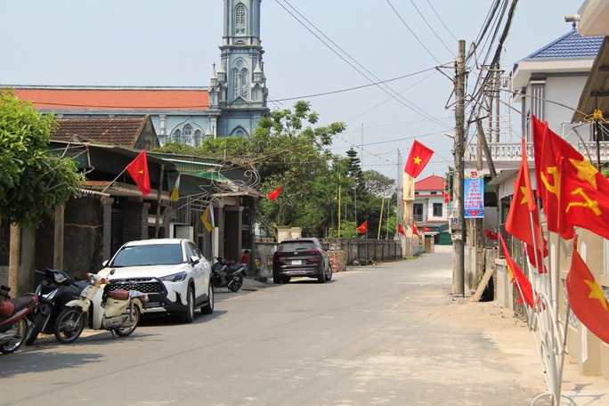 Rợp bóng cờ tại Đường cờ Tổ quốc Khu di tích Ngã ba Đồng Lộc - Ảnh 9.