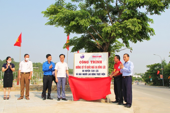 Rợp bóng cờ tại Đường cờ Tổ quốc Khu di tích Ngã ba Đồng Lộc - Ảnh 1.
