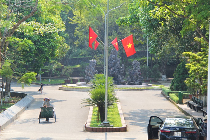 Rợp bóng cờ tại Đường cờ Tổ quốc Khu di tích Ngã ba Đồng Lộc - Ảnh 6.