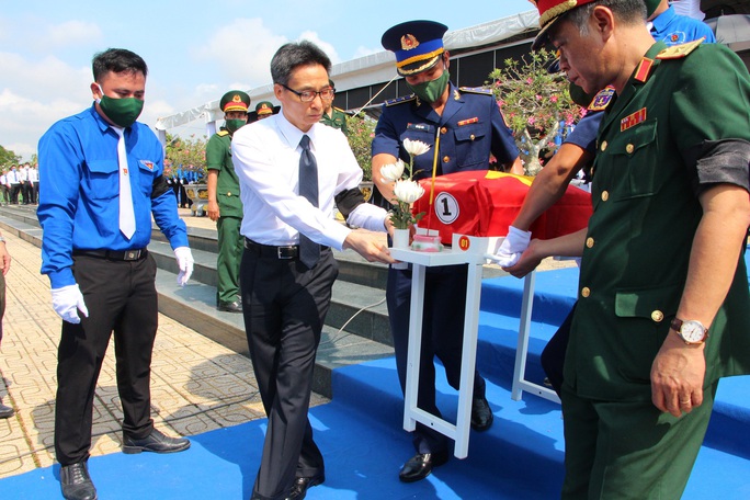 Phó Thủ tướng dự lễ truy điệu, an táng 28 liệt sĩ Đặc công Rừng Sác - Ảnh 1.