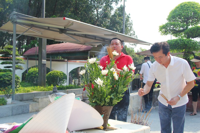 Rợp bóng cờ tại Đường cờ Tổ quốc Khu di tích Ngã ba Đồng Lộc - Ảnh 7.
