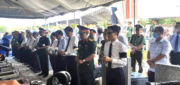 Phó Thủ tướng dự lễ truy điệu, an táng 28 liệt sĩ Đặc công Rừng Sác - Ảnh 2.