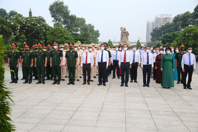 Lãnh đạo TP HCM dâng hoa, dâng hương tưởng niệm các anh hùng liệt sĩ - Ảnh 1.