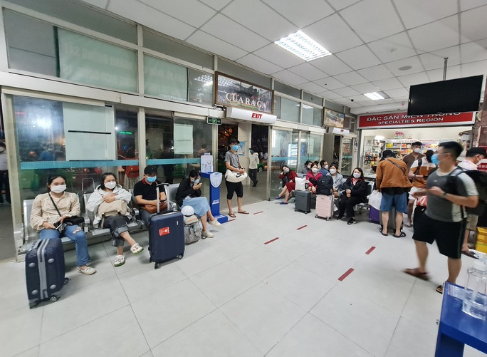 Khách dồn về Đà Nẵng, sân bay, ga tàu ken cứng - Ảnh 1.