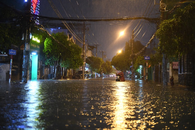Mưa lớn kéo dài, khuya 29-4, nhiều nơi ở TP HCM còn ngập sâu - Ảnh 1.