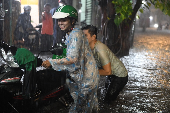 Mưa lớn kéo dài, khuya 29-4, nhiều nơi ở TP HCM còn ngập sâu - Ảnh 2.