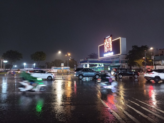 Mưa lớn kéo dài, khuya 29-4, nhiều nơi ở TP HCM còn ngập sâu - Ảnh 7.