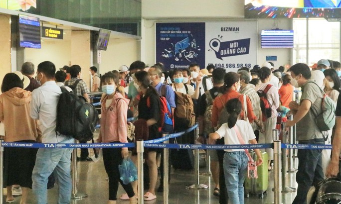Sân bay Tân Sơn Nhất đón lượng khách kỷ lục dịp lễ 30-4 - Ảnh 1.