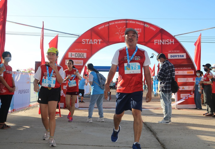 Gần 1.000 vận động viên tham gia giải marathon trên cung đường biển đẹp nhất Việt Nam - Ảnh 4.